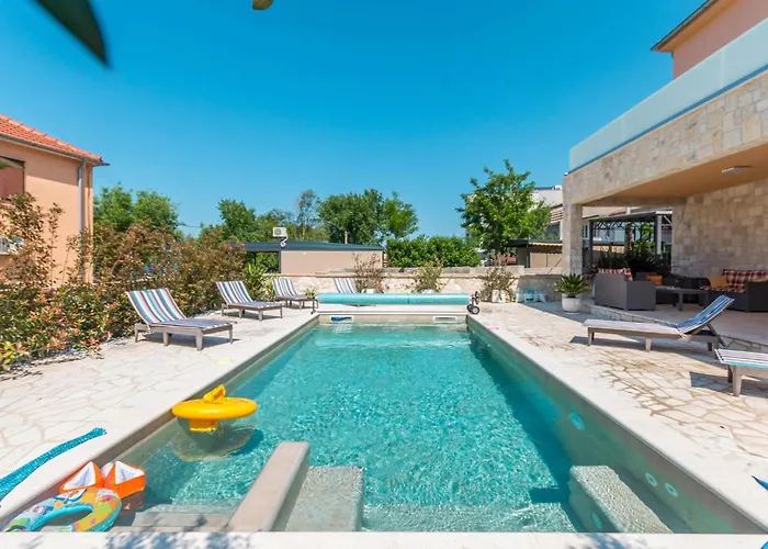 펜션 Amazing In With Sauna 투라니